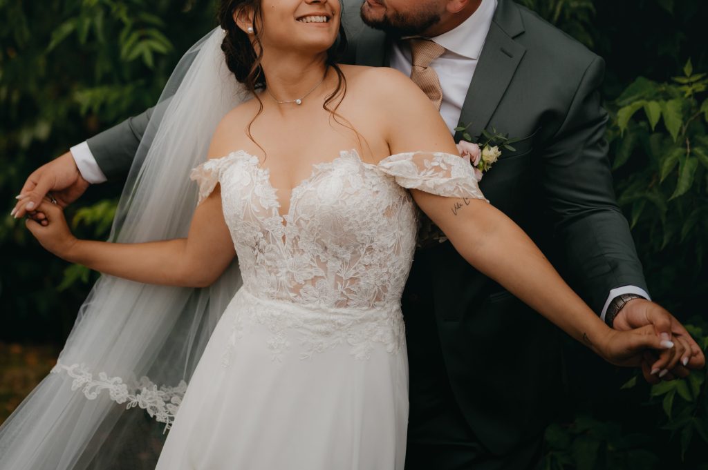 photo détails des vêtements des mariés