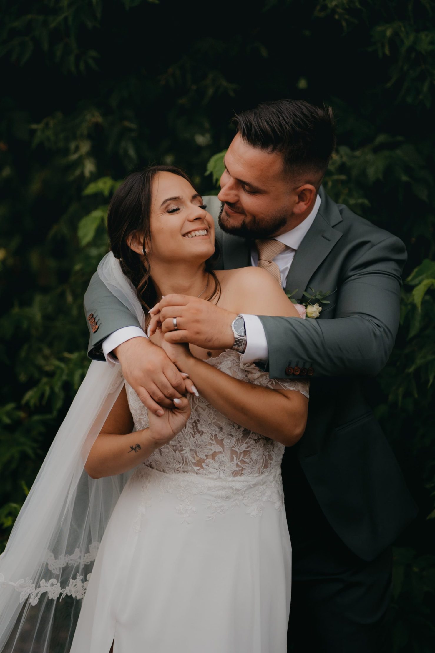 Mariés enlacés dans la nature