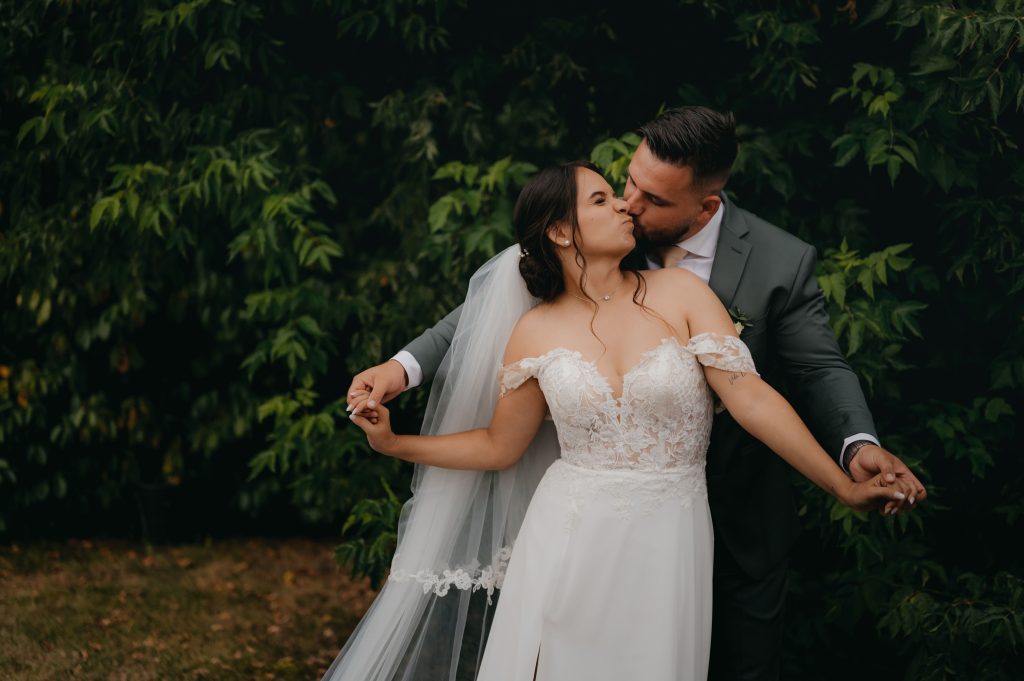 Moment doux entre les mariés