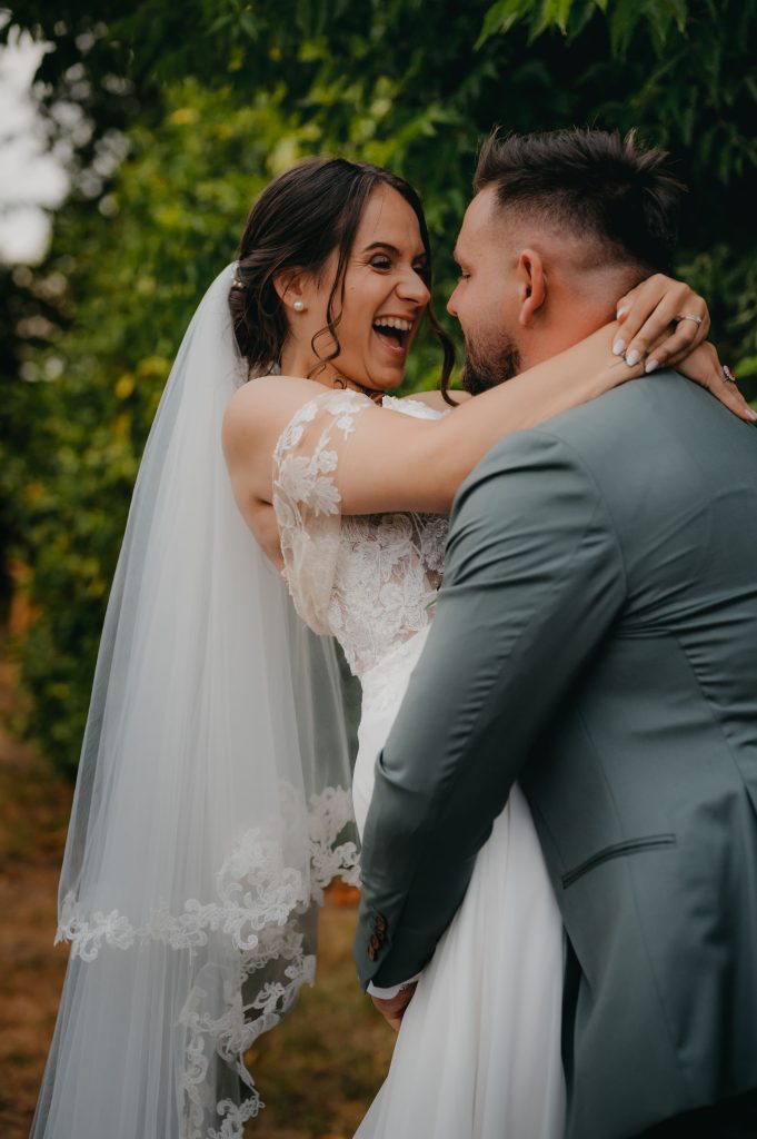 Mariés riant ensemble pendant la séance