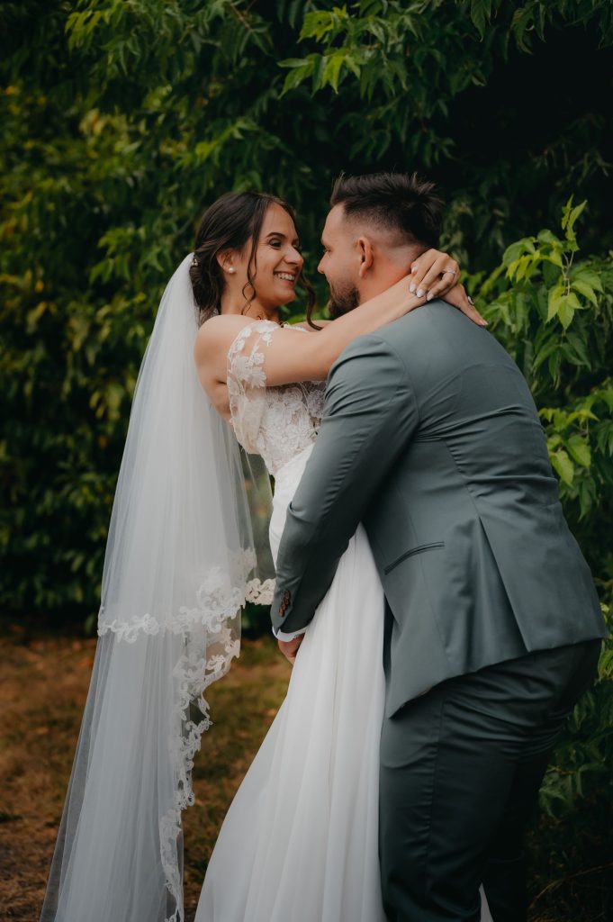 Photo de mariage dans un décor champêtre