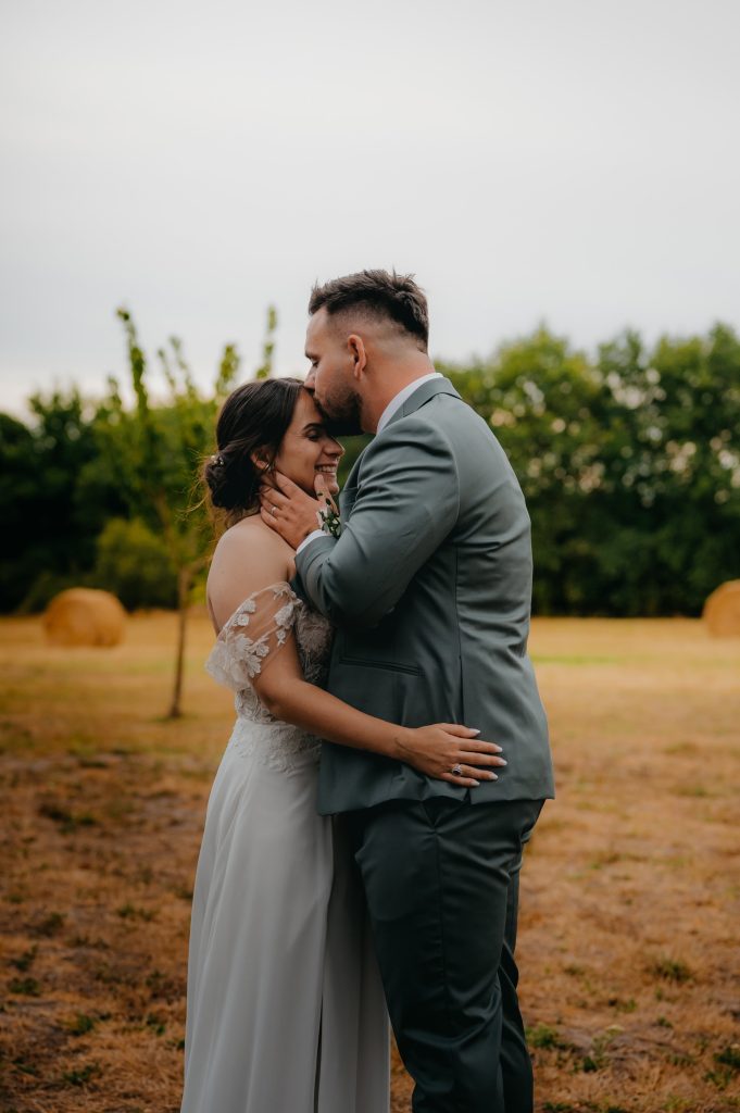 Mariés savourant un instant à deux