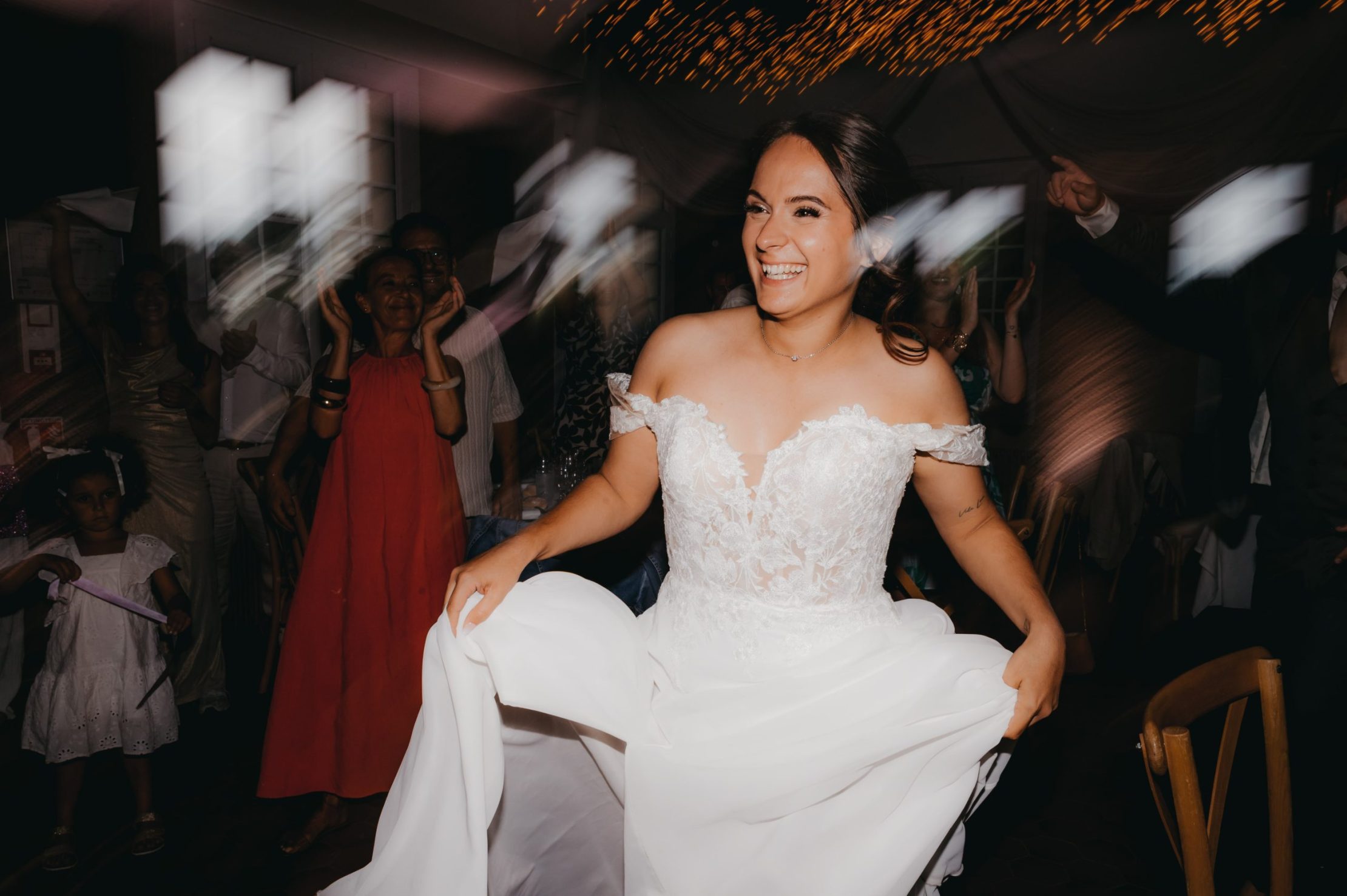 Mariés dansant en entrant