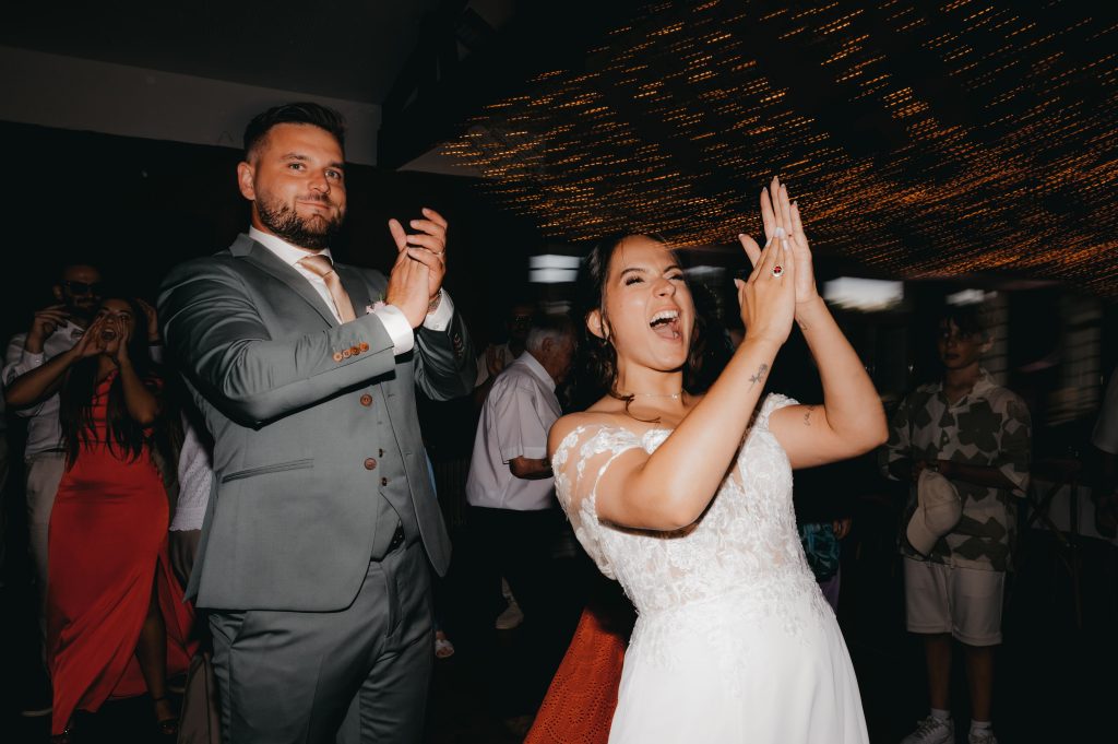 Entrée festive des mariés dans la salle