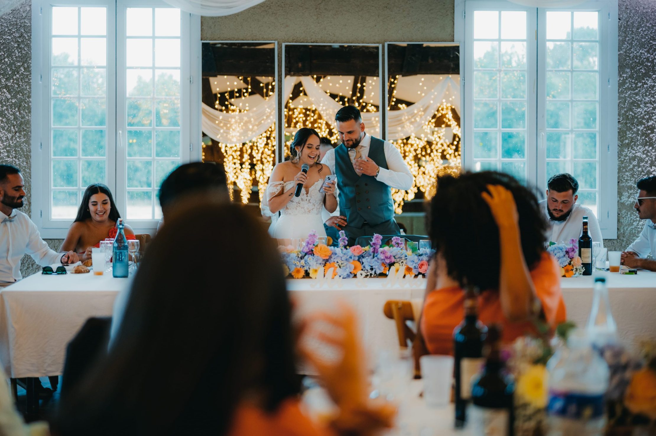 les mariés à la table d'honneur qui lisent un discours