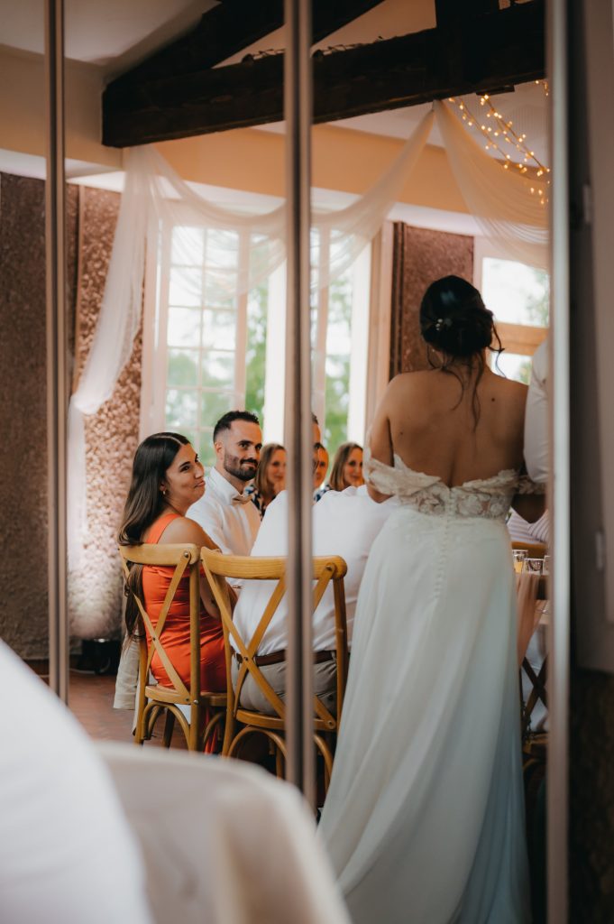 les témoins émues du discours de la mariée