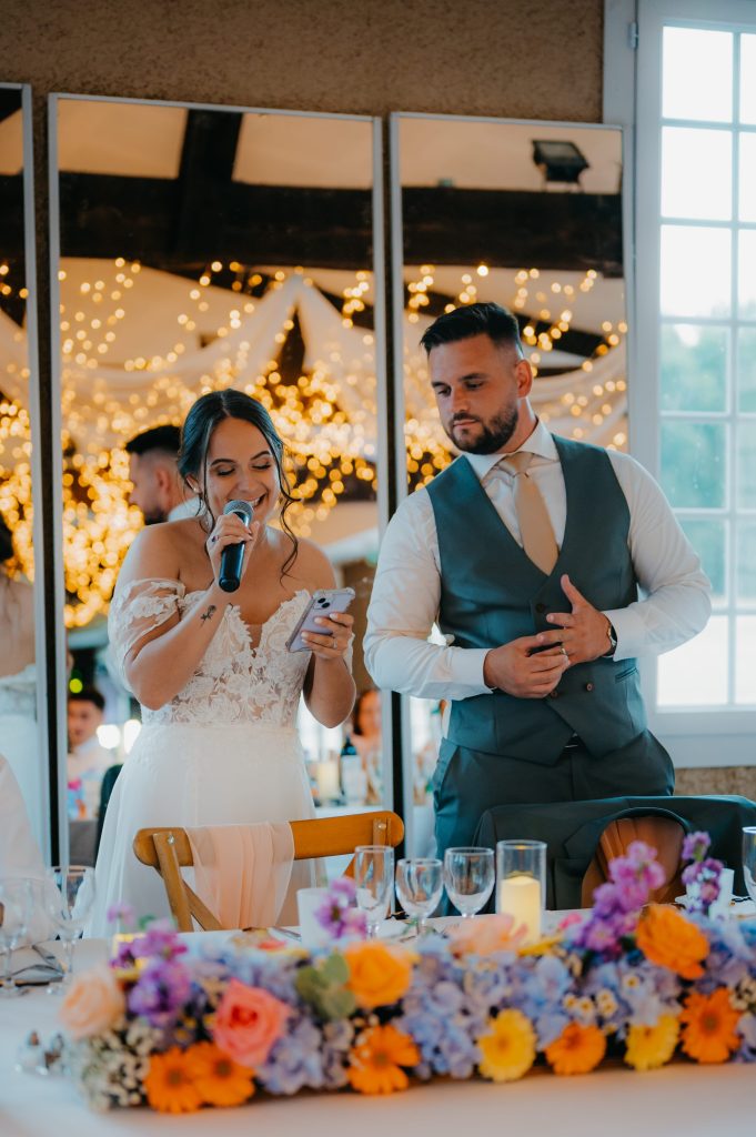 les mariés qui lisent un discours de remerciement à leurs invités