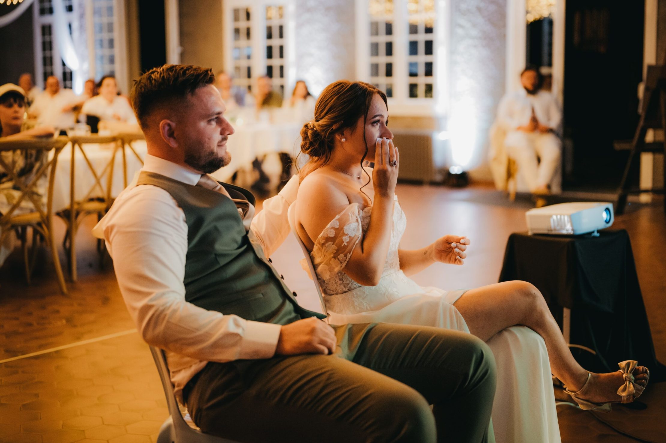 la mariée émue qui regarde un film de souvenirs de son enfance