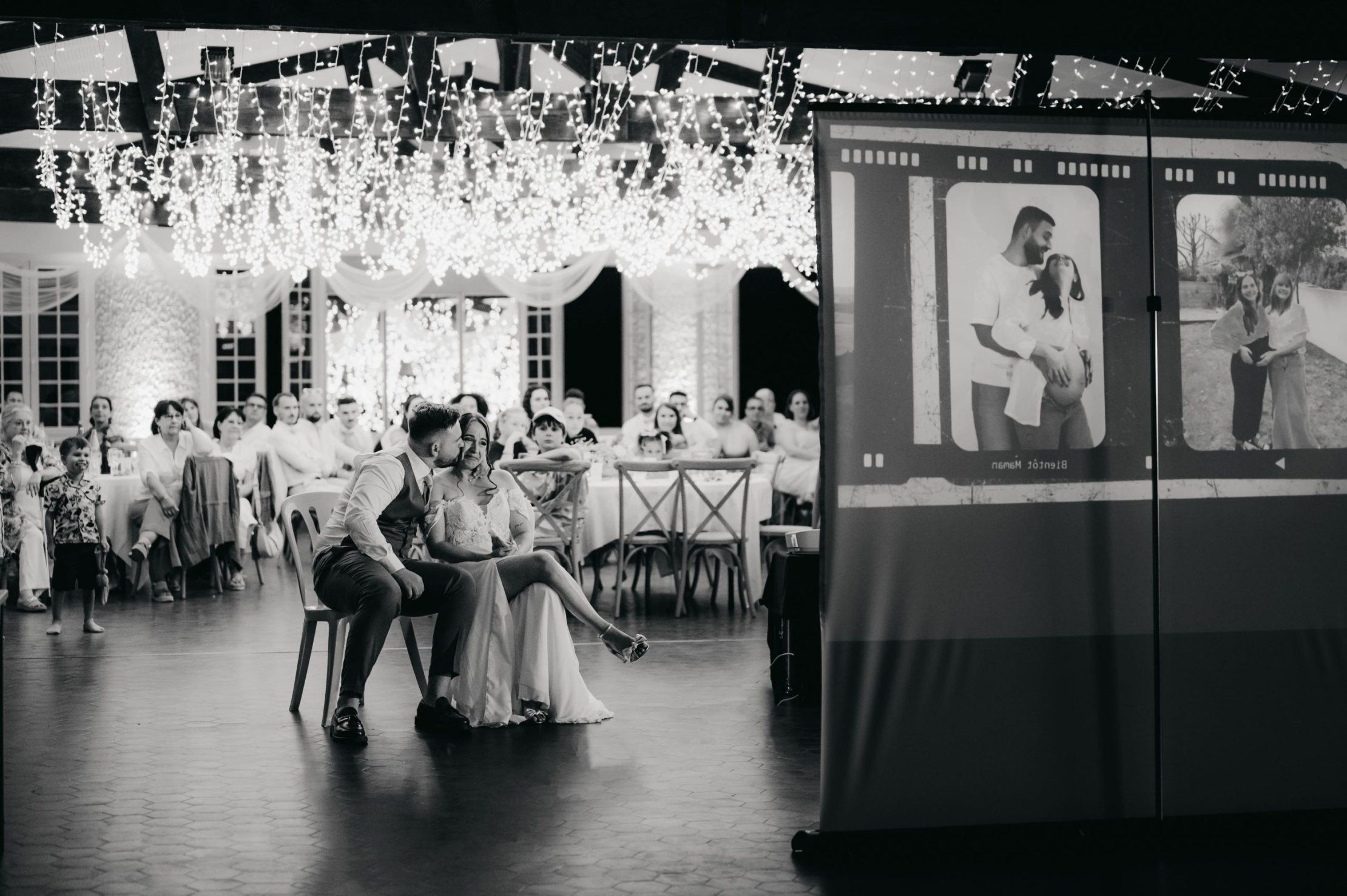 les mariés qui regarde un film souvenir pendant leur mariage