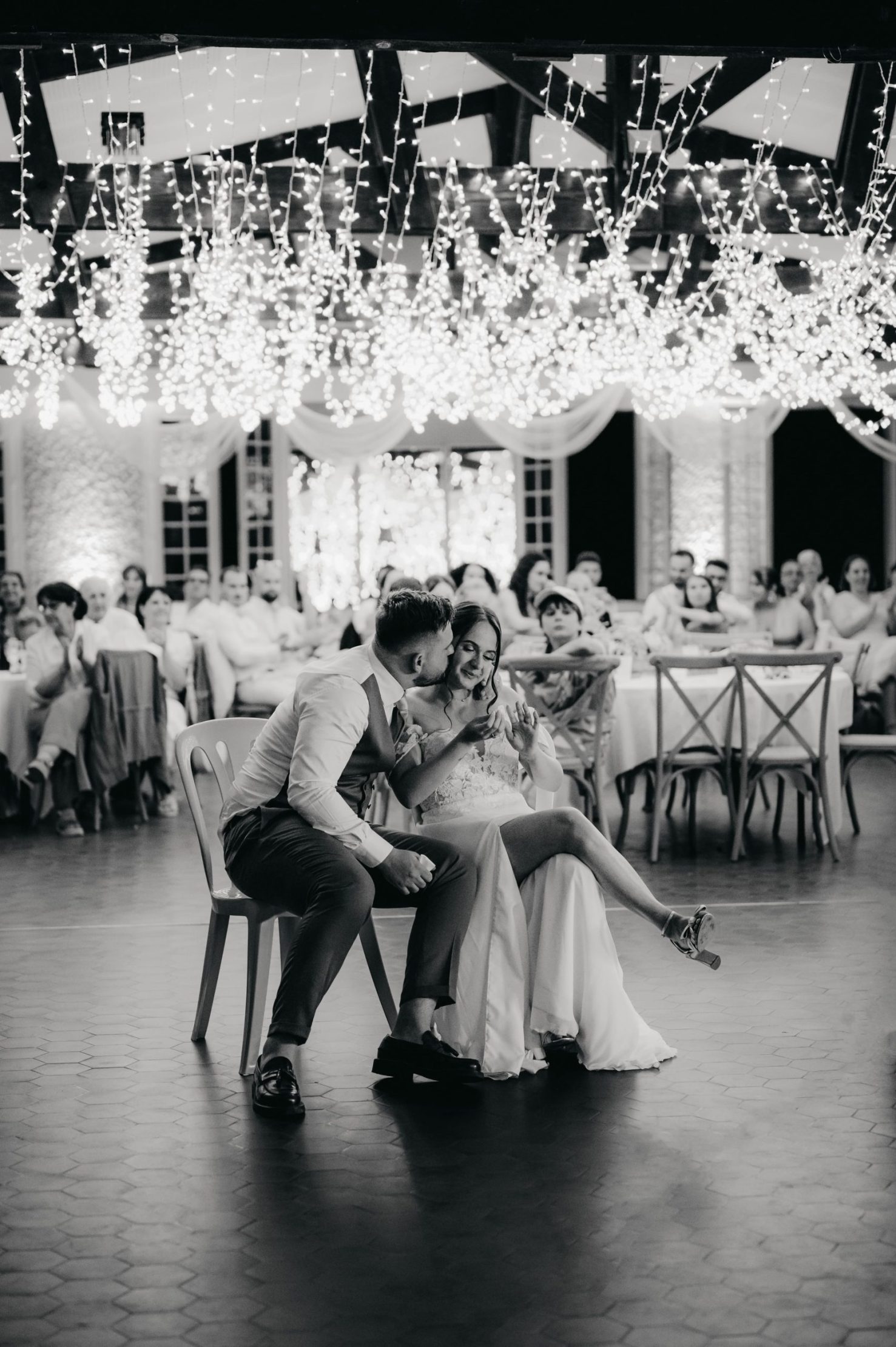 le marié qui fait un bisou de réconfort à la mariée