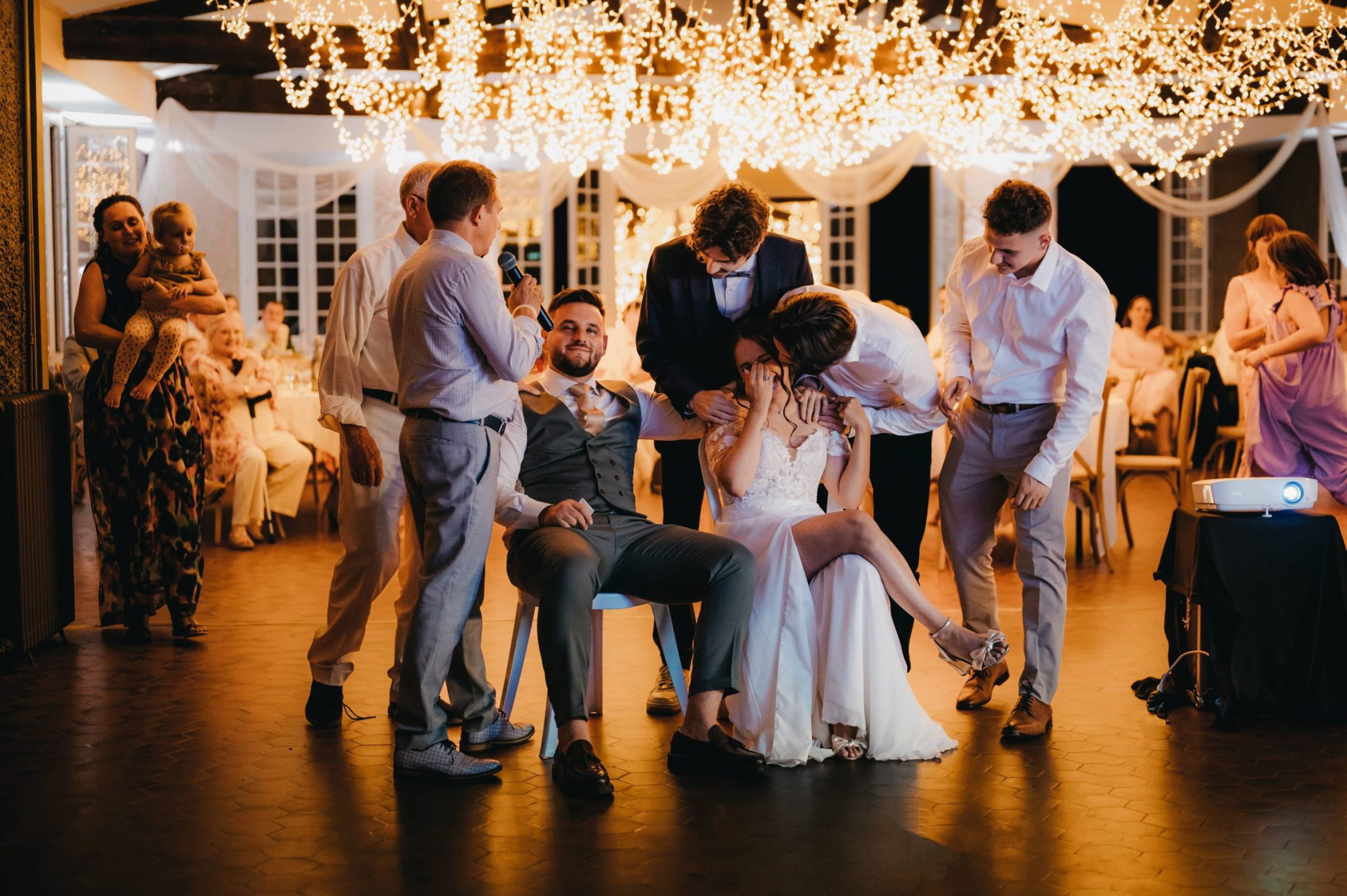 les invités qui viennent faire un câlin aux mariés à la fin du film