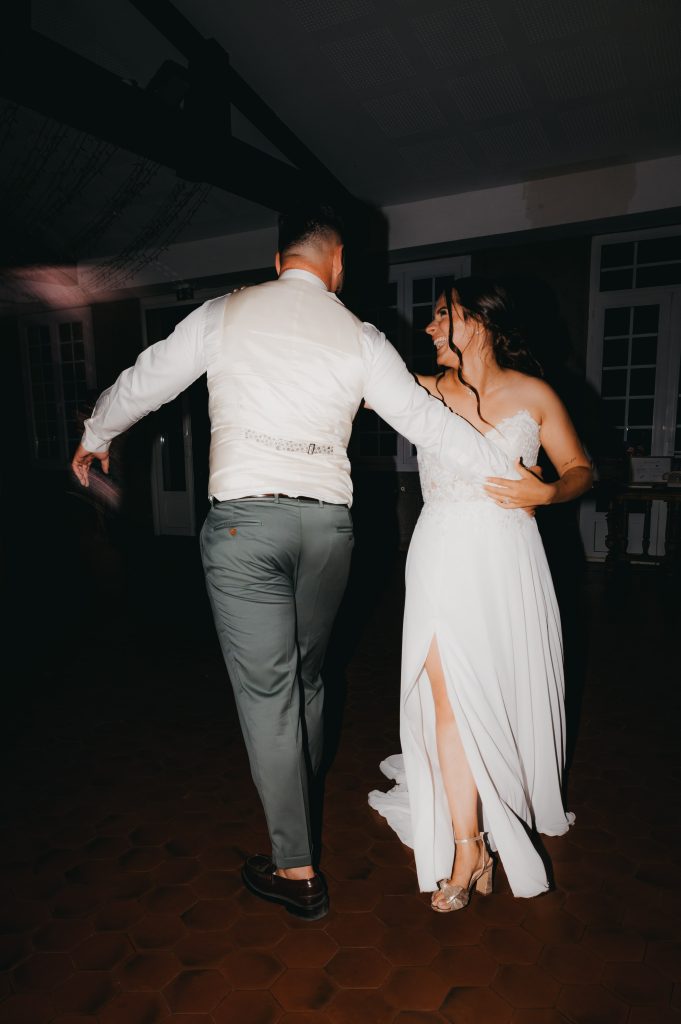 les mariés qui ouvrent le bal