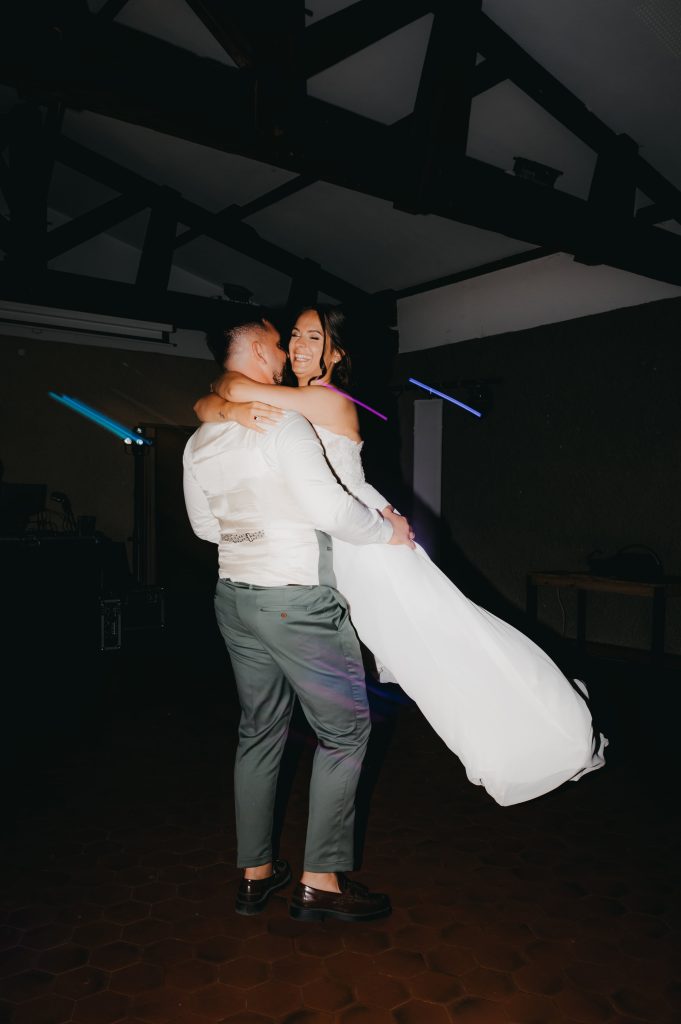 Mariés dansant sous les lumières
