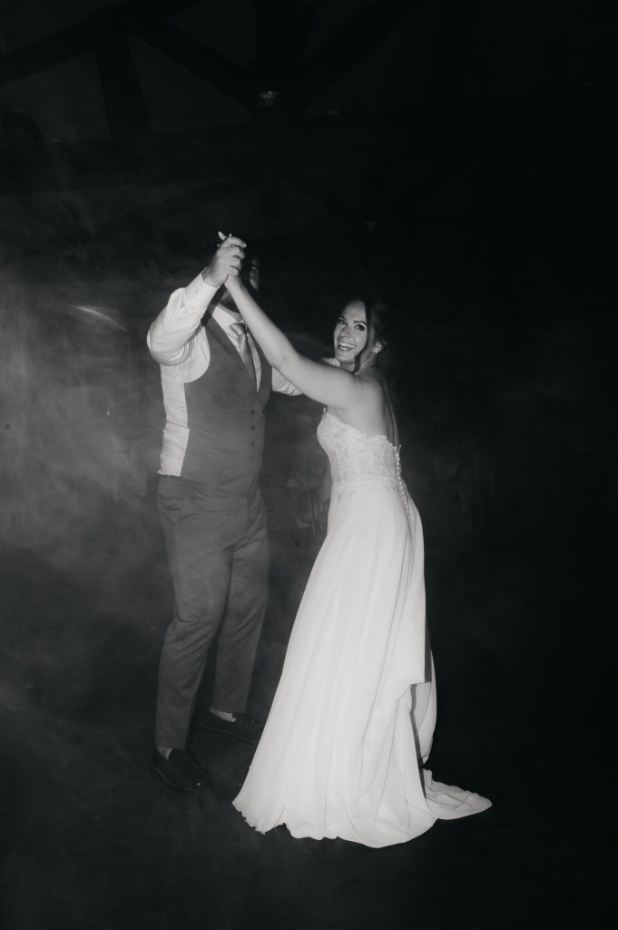 Danse des mariés entourés des invités