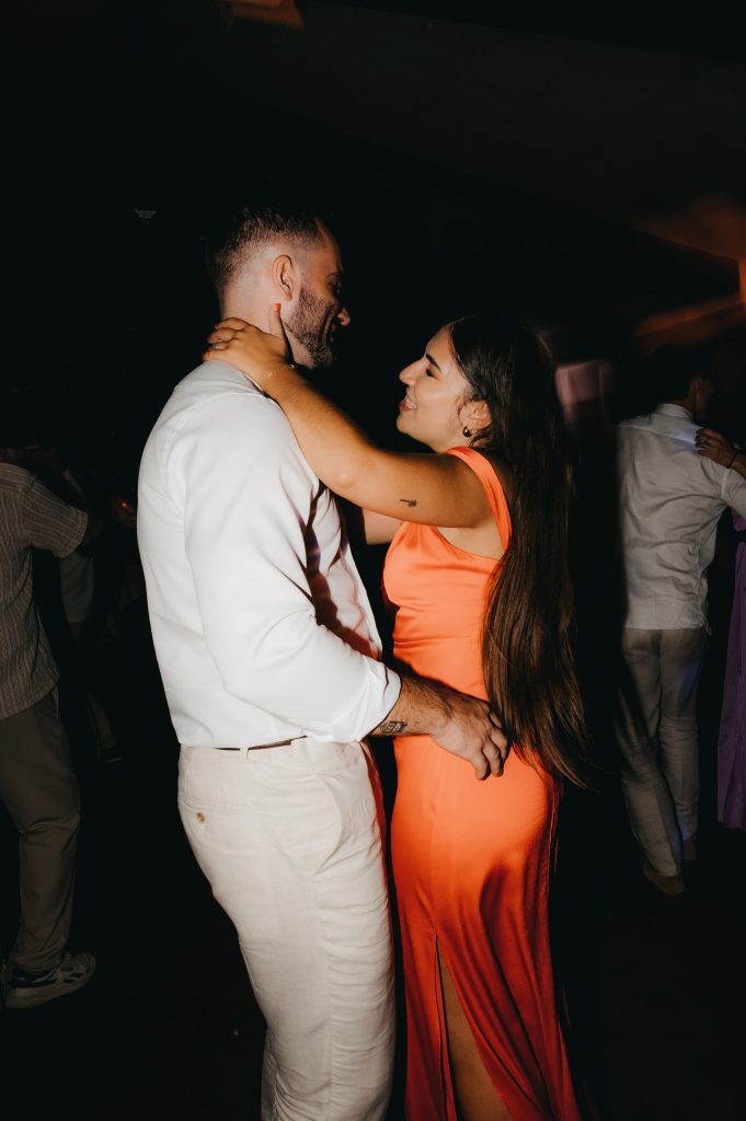 un couple de témoins qui dansent un slow