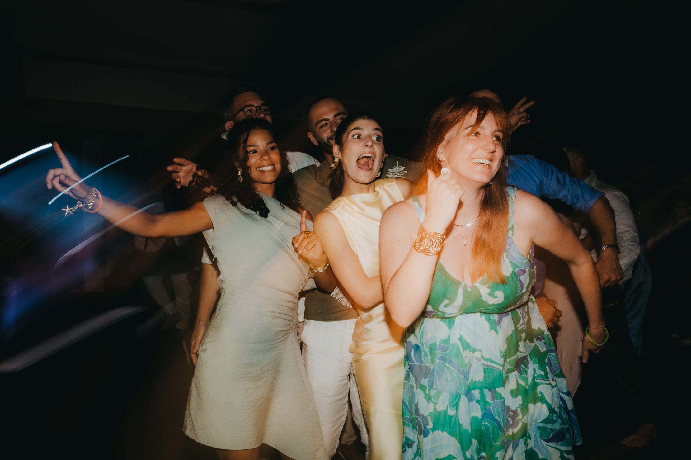 les invités qui profitent du photobooth