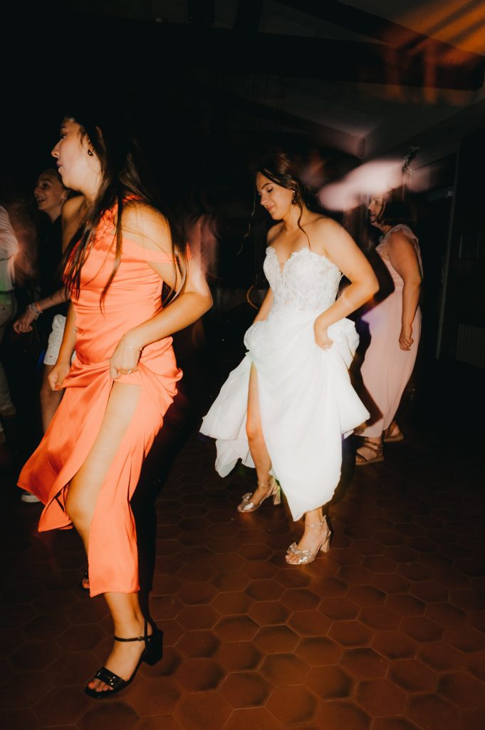 la mariée qui danse le Madison avec ses copines