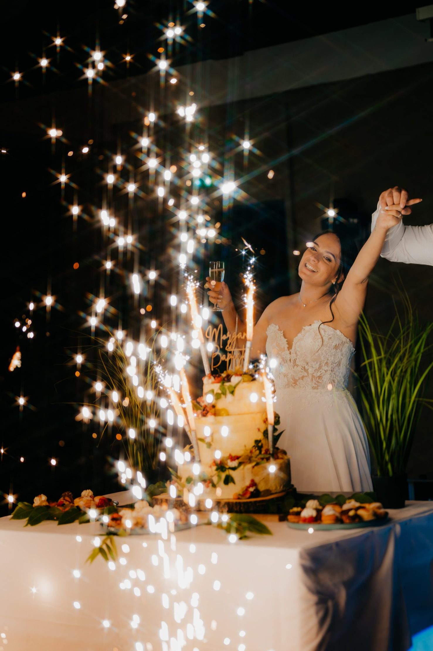 Arrivée spectaculaire de la pièce montée