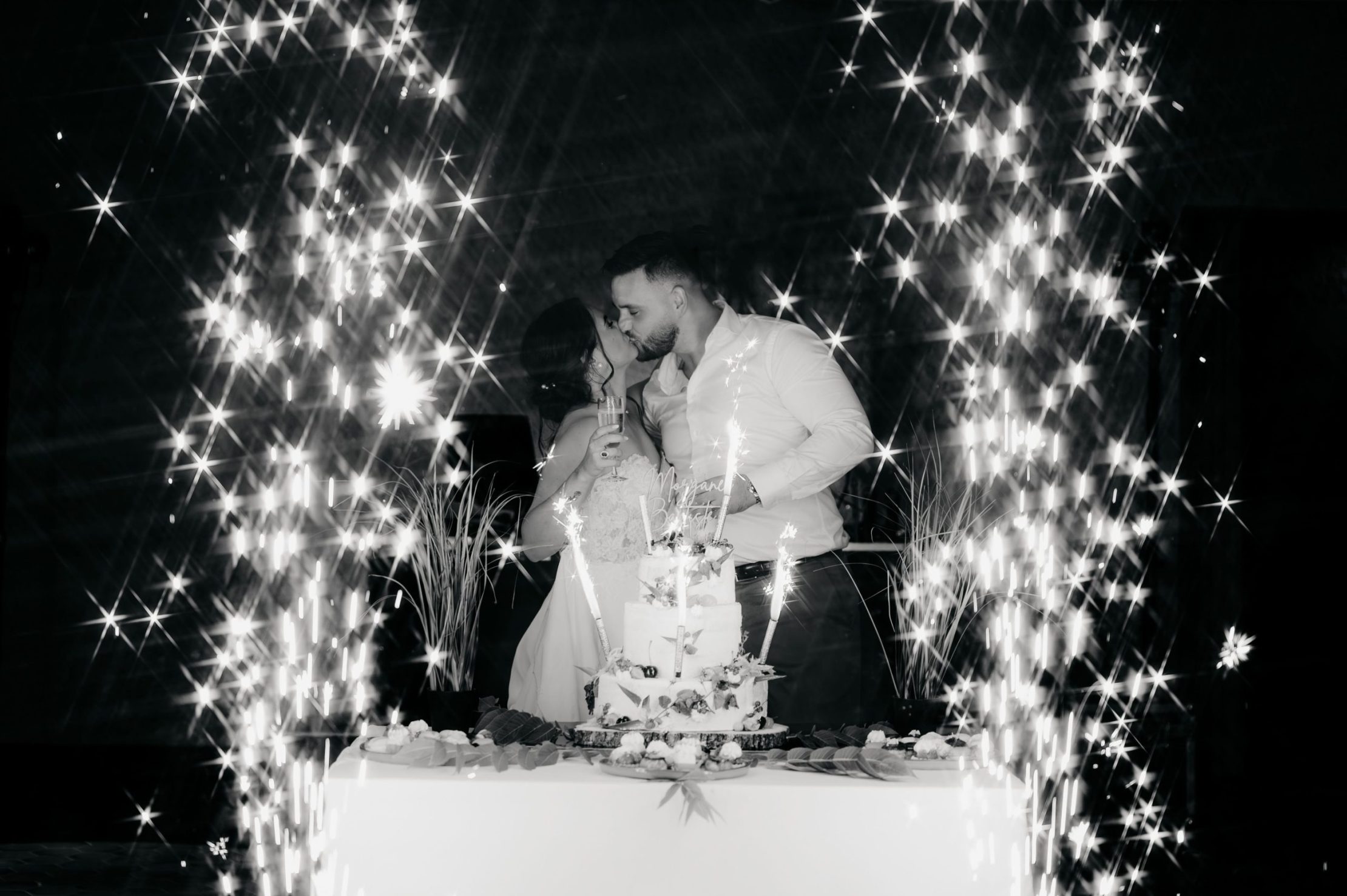 Mariés trinquant devant la pièce montée