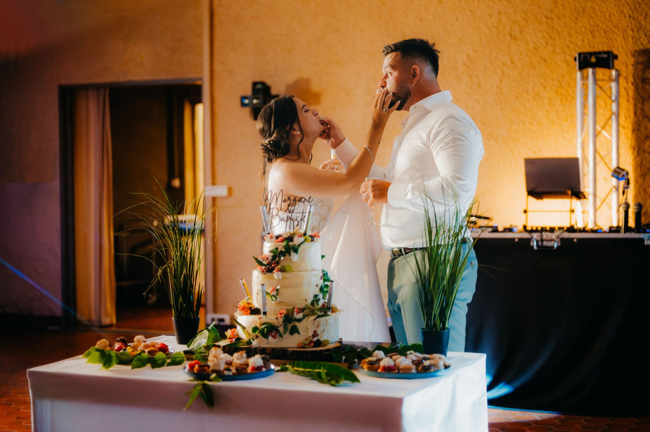 les mariés qui dégustent le gâteau