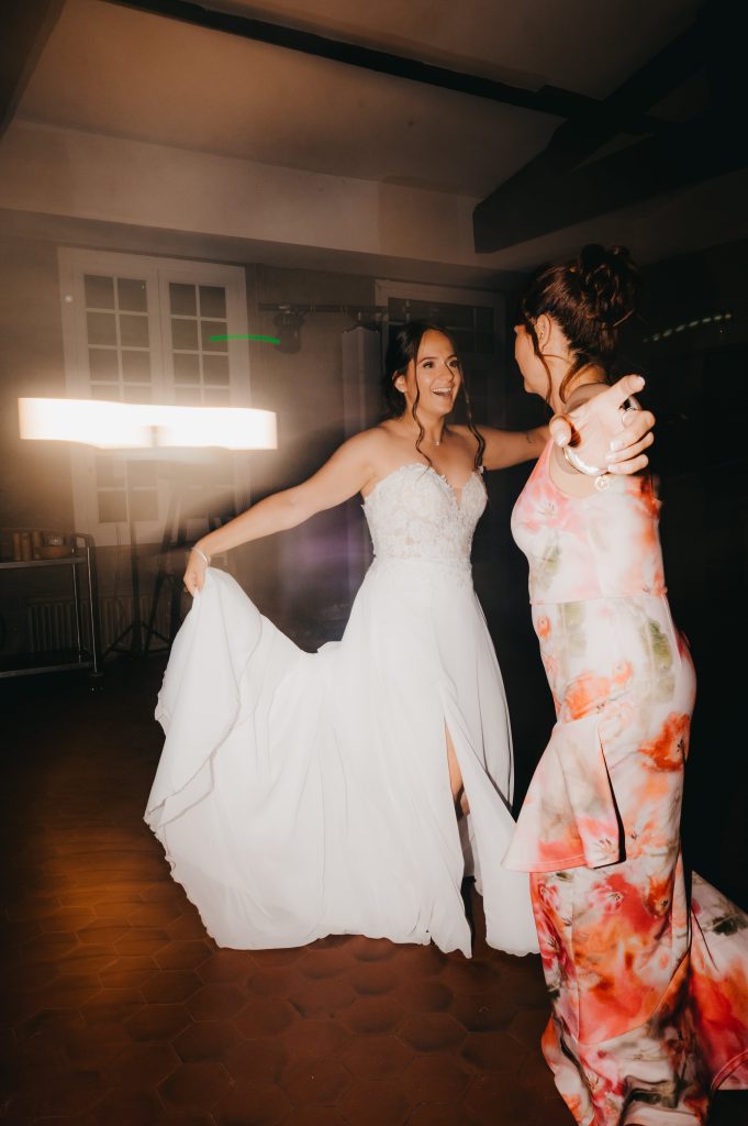 la mariée qui danse avec sa maman