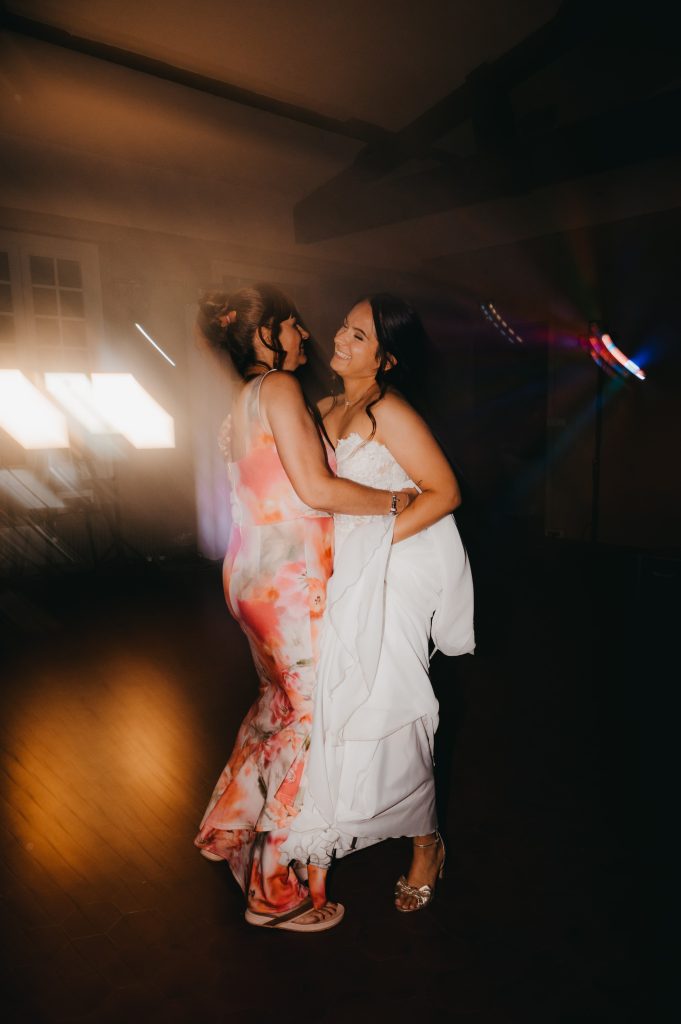 la maman de la mariée qui danse avec sa fille