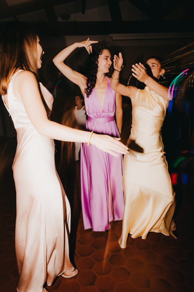 les demoiselles d'honneur qui dansent