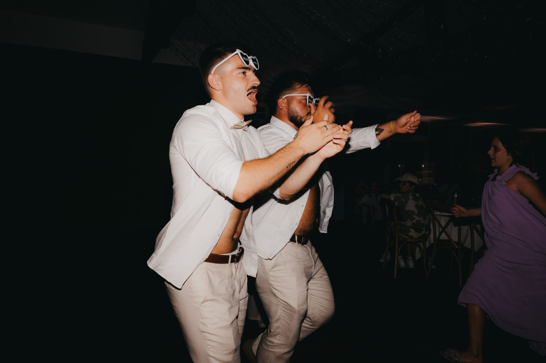 les garçons d'honneur qui dansent