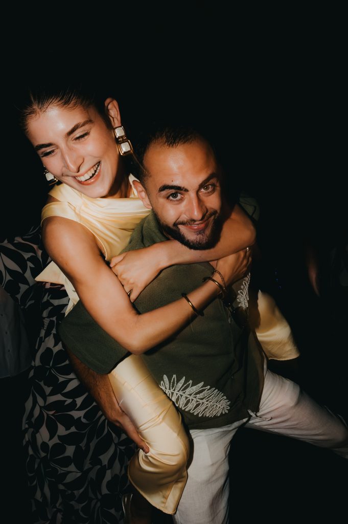 une fille qui monte sur le dos de son petit ami