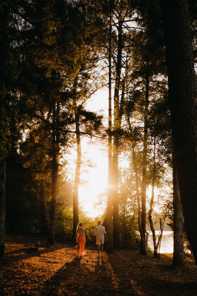 une séance couple, au bord du lac d'Hostens, un couple se balade main dans la main