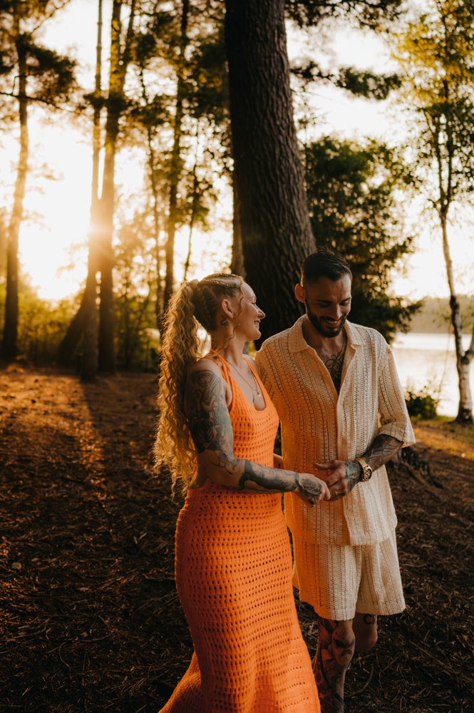un couple qui marche collé l'un contre l'autre le long du lac d'Hostens