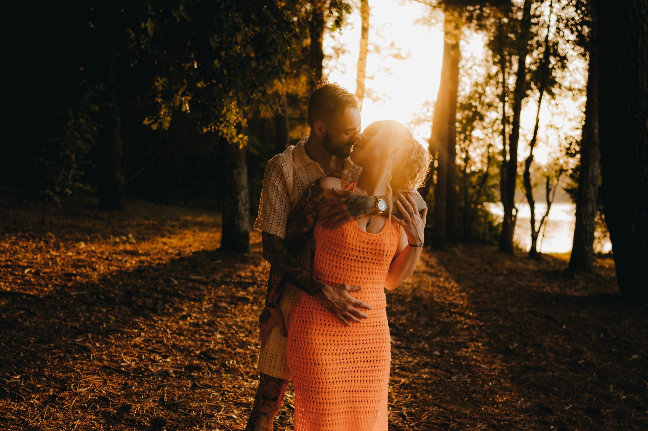 une séance photo couple au lac d'Hostens, le couple se font un câlin et se regardent dans les yeux