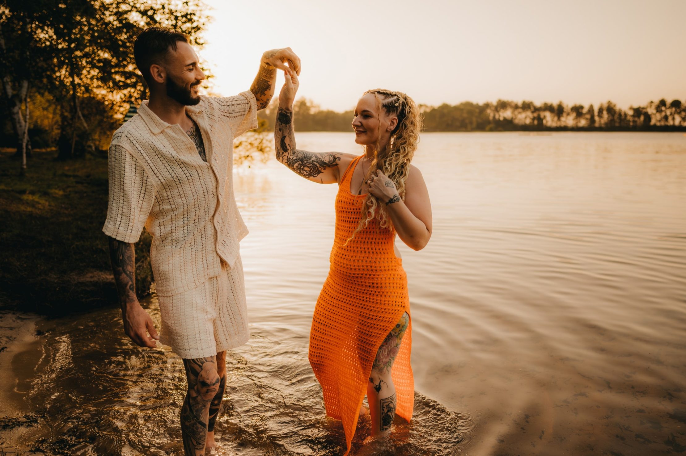 Un couple qui danse au bord du lac d'Hostens, un jour d'été