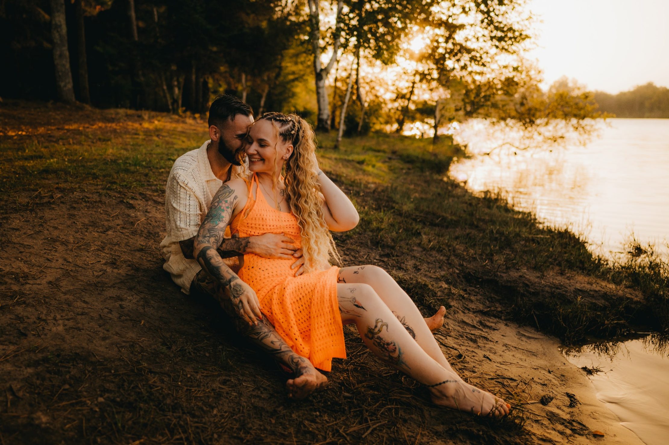 Un couple assis au bord du lac d'Hostens, enlacé l'un contre l'autre