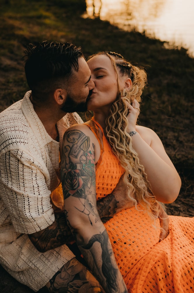 Un couple d'amoureux qui se font un bisou sur la bouche au lac d'Hostens en Gironde