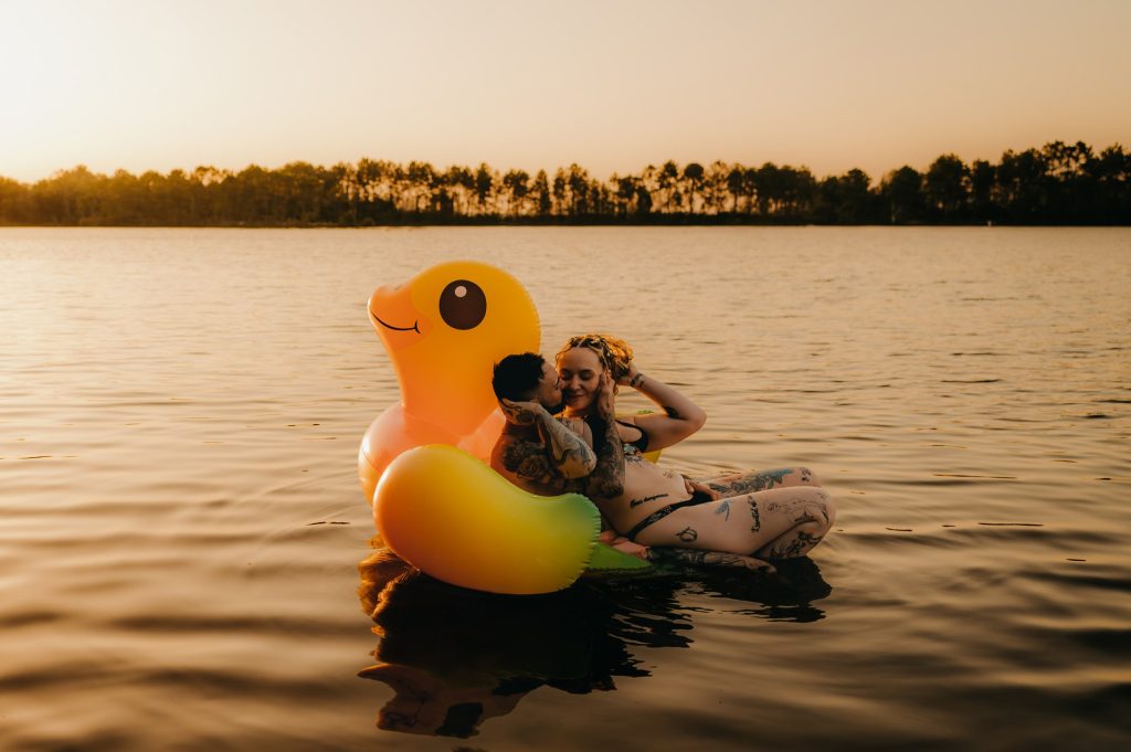 Séance photo couple amusante avec bouée canard au lac d’Hostens