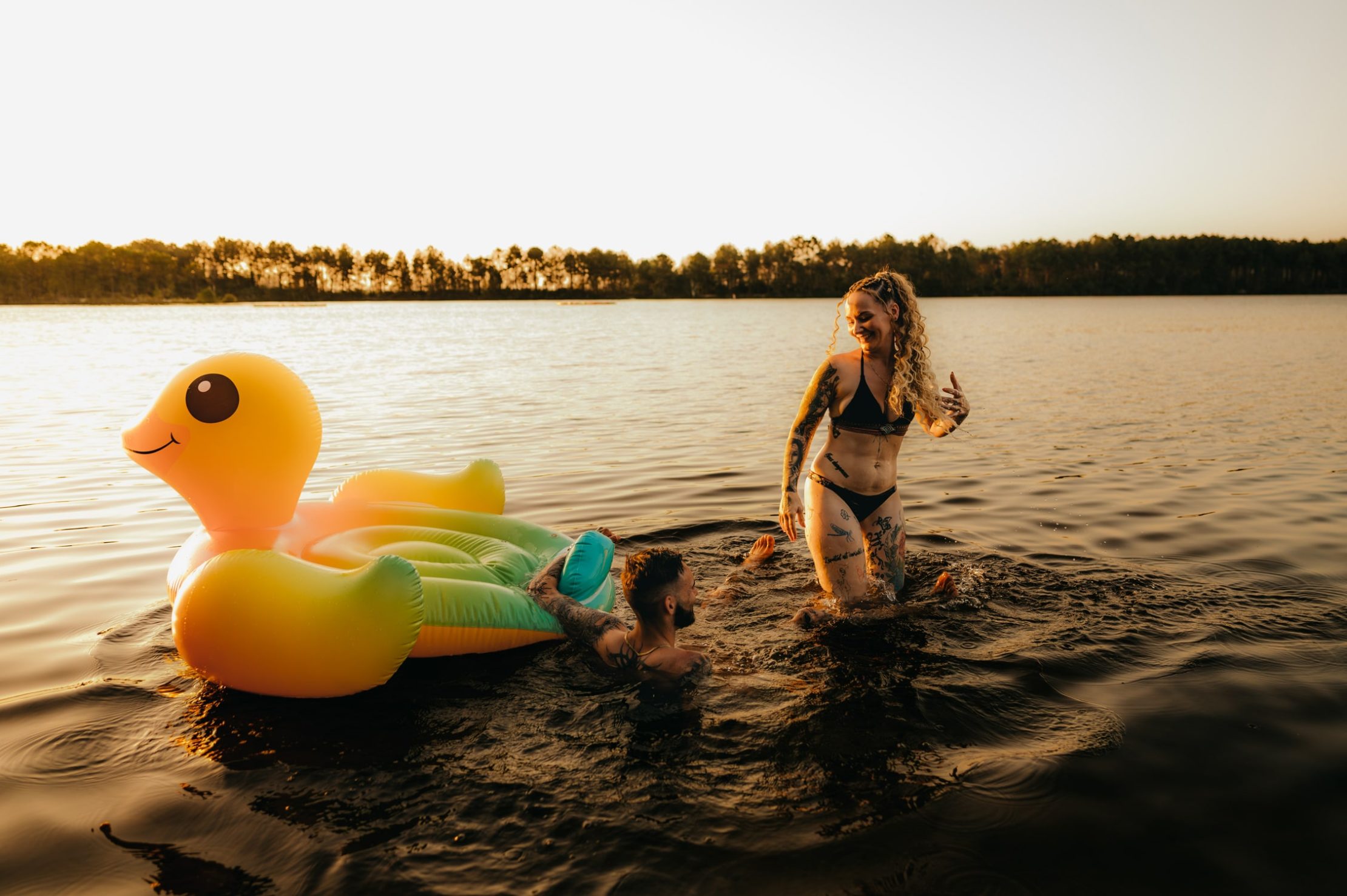 Couple profitant d’une bouée canard géante lors d’une séance photo au lac d’Hostens