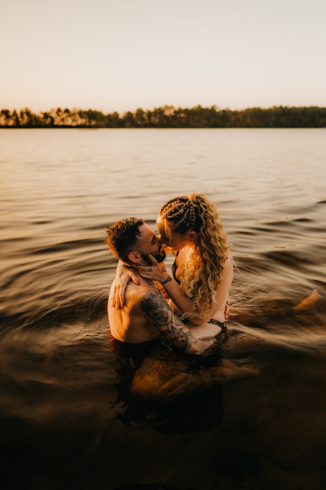 Couple enlacé au bord du lac d’Hostens, moment tendre et romantique