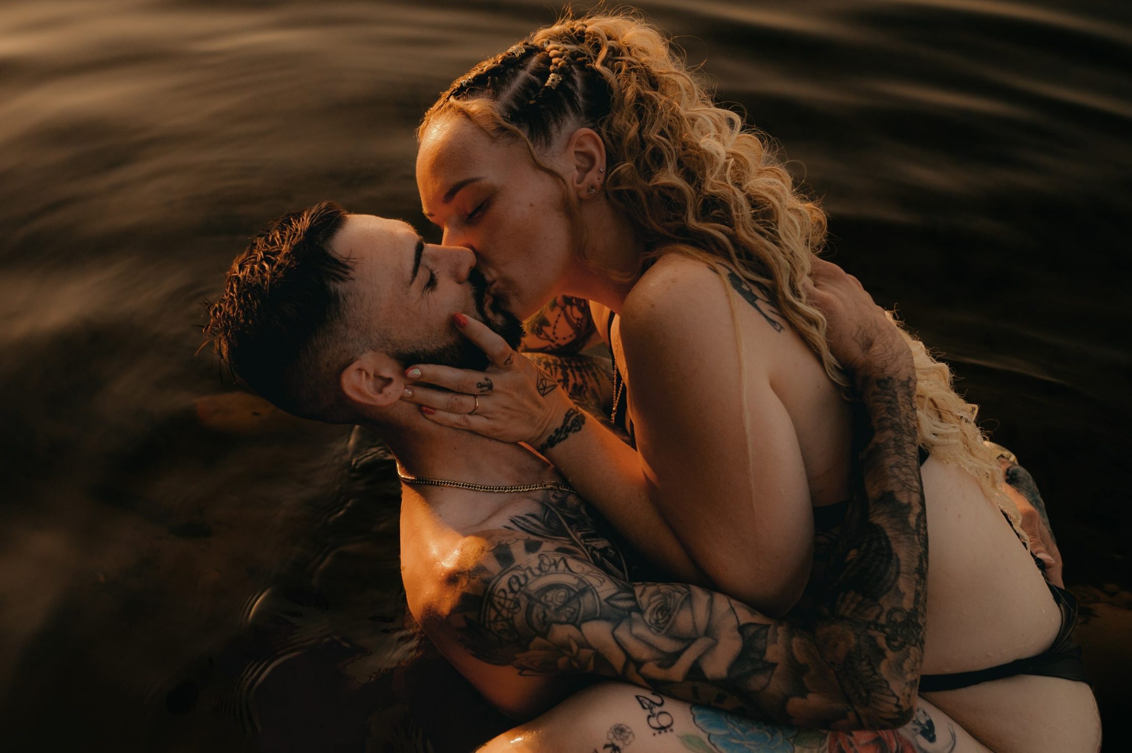 Moment intime et sensuel d’un couple au lac d’Hostens