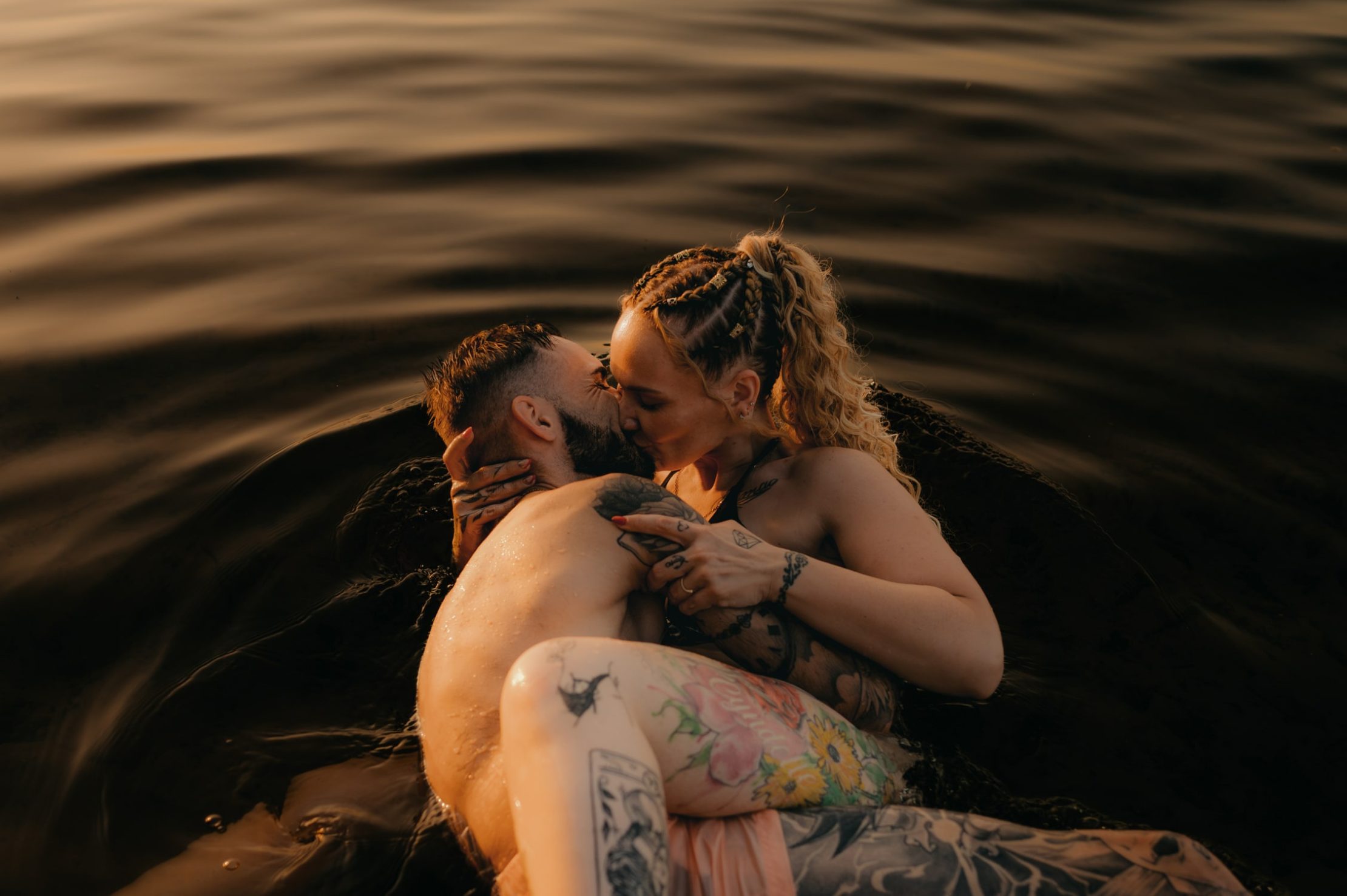 Séance photo couple, amoureux enlacés avec sensualité au lac d’Hostens