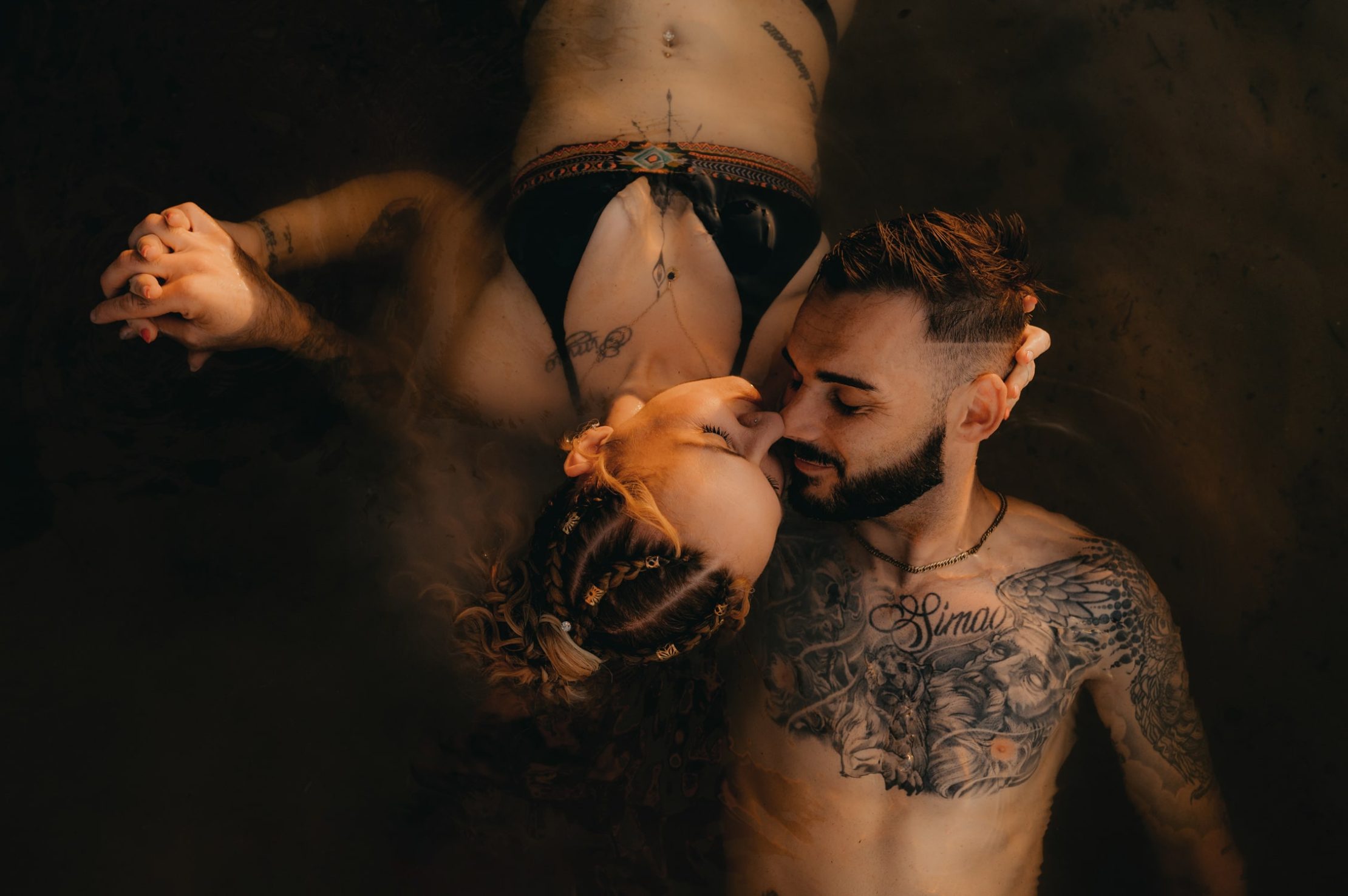 Séance photo couple au lac d’Hostens, regard complice et doux