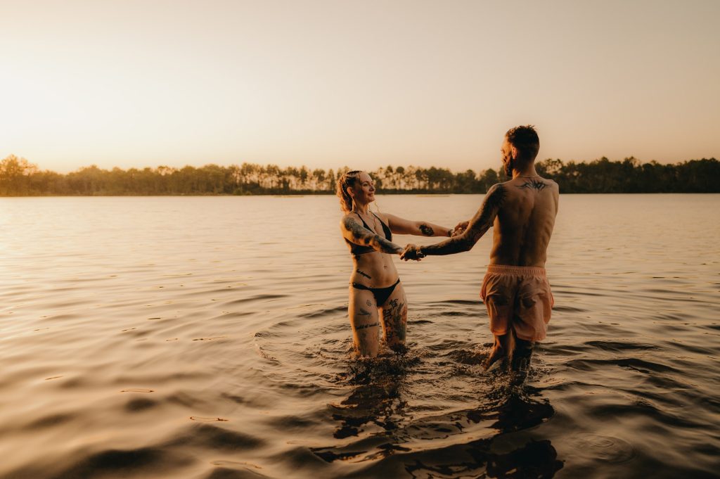 Couple proche, ambiance douce et romantique au lac d’Hostens