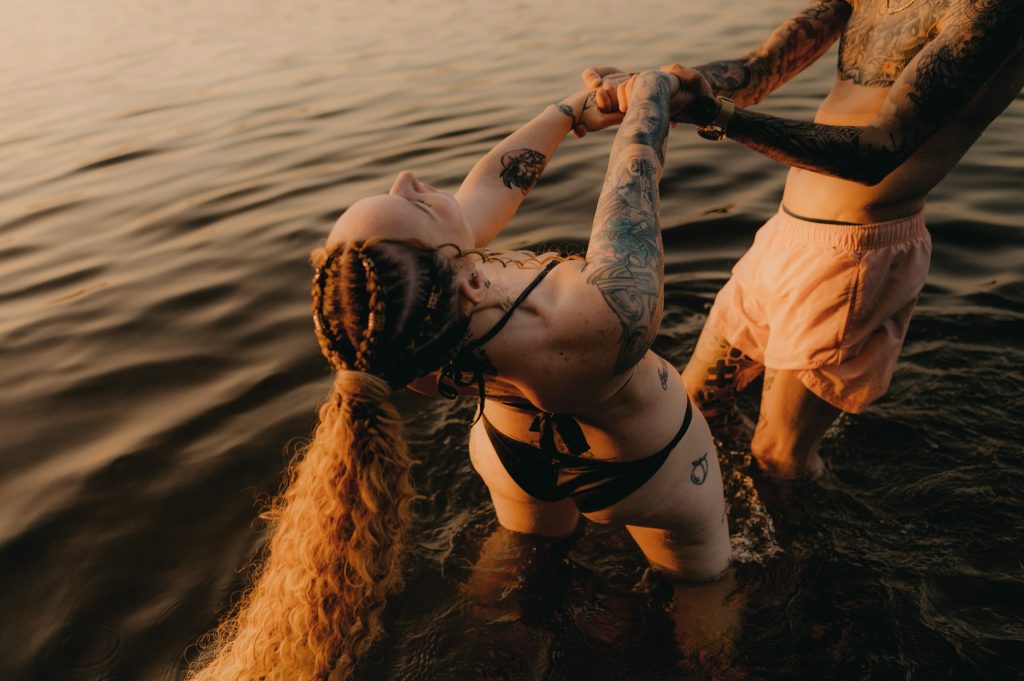 Séance photo couple, tendresse et complicité au bord du lac d’Hostens