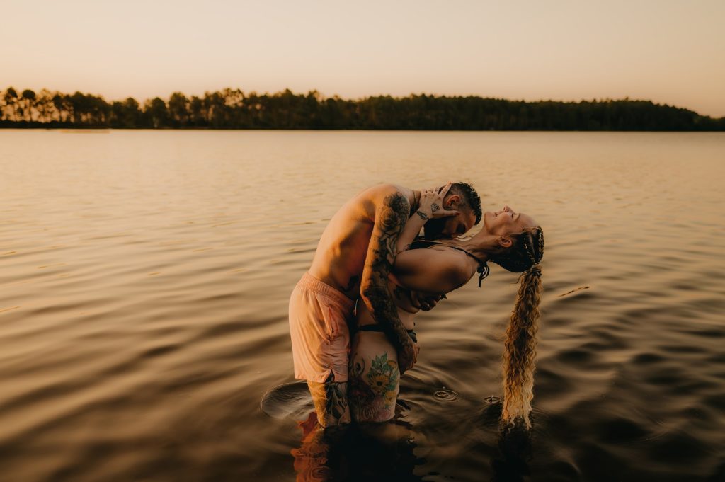 Séance photo romantique de couple au lac d’Hostens, ambiance douce