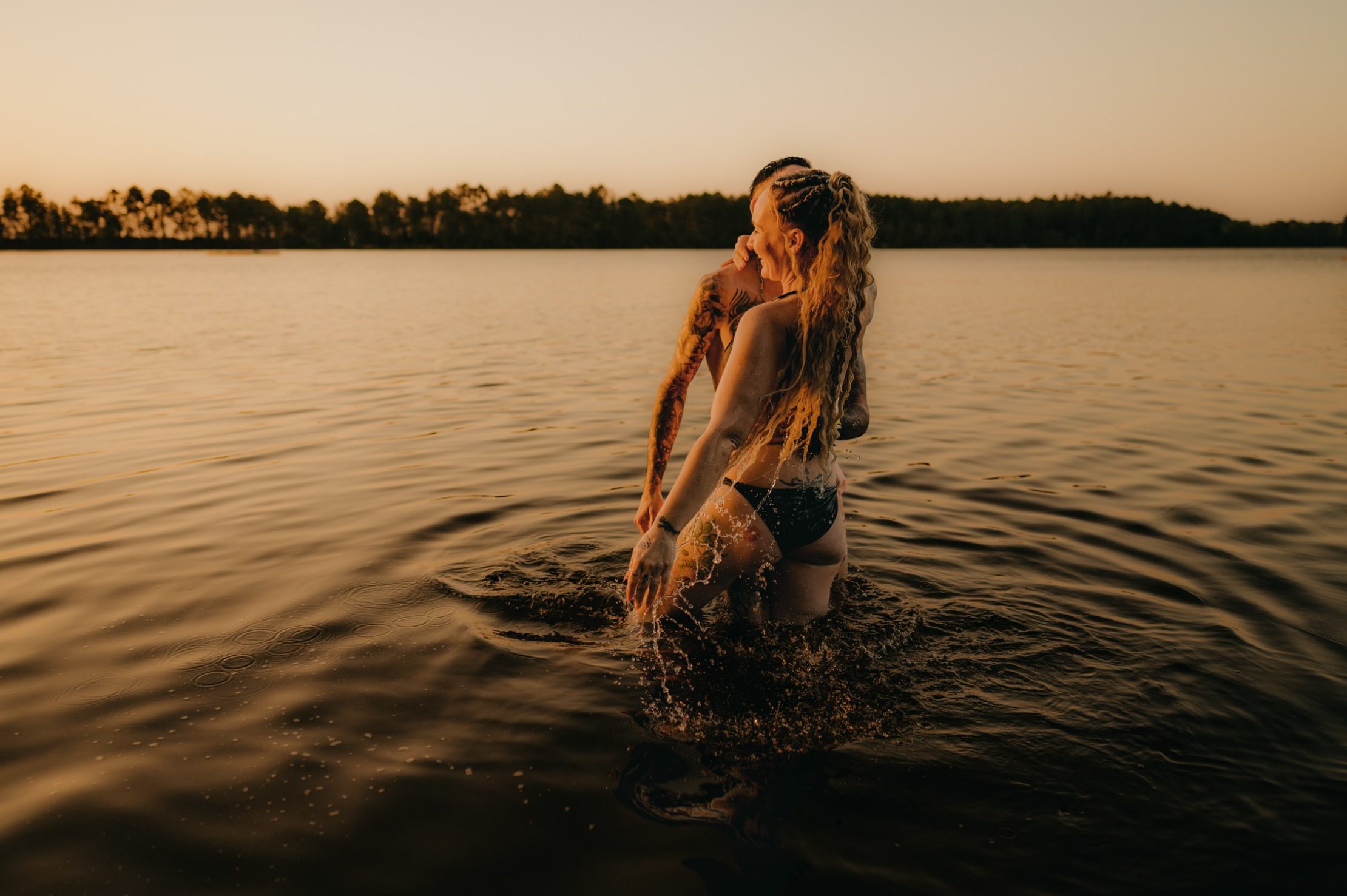 Couple posé sur la rive du lac d’Hostens, gestes tendres et sensualité
