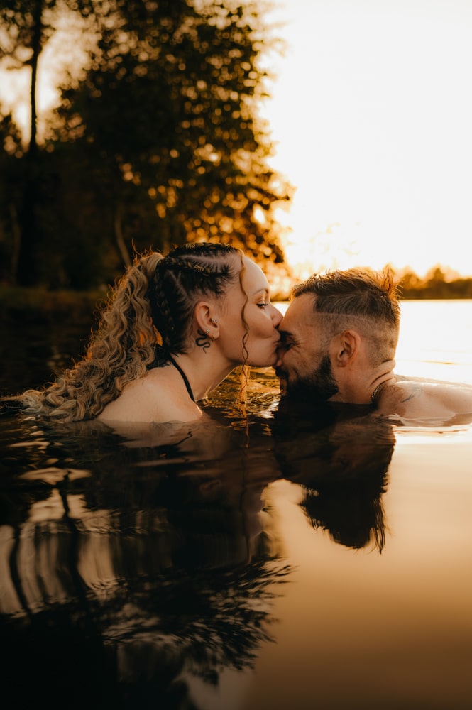 Séance photo romantique, couple enlacé avec sensualité et douceur au lac d’Hostens
