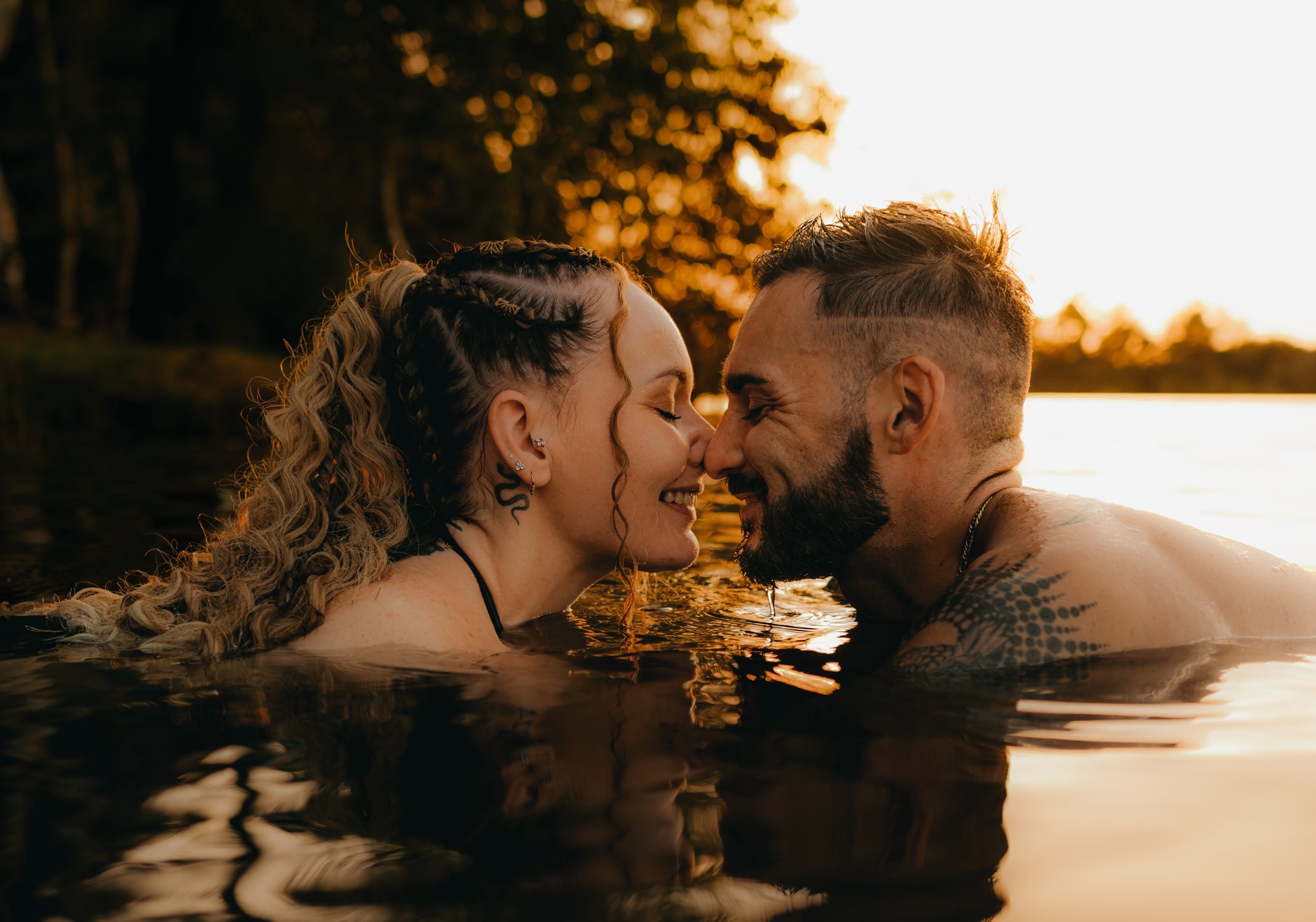 Deux amoureux enlacés, ambiance sensuelle et tendre au lac d’Hostens