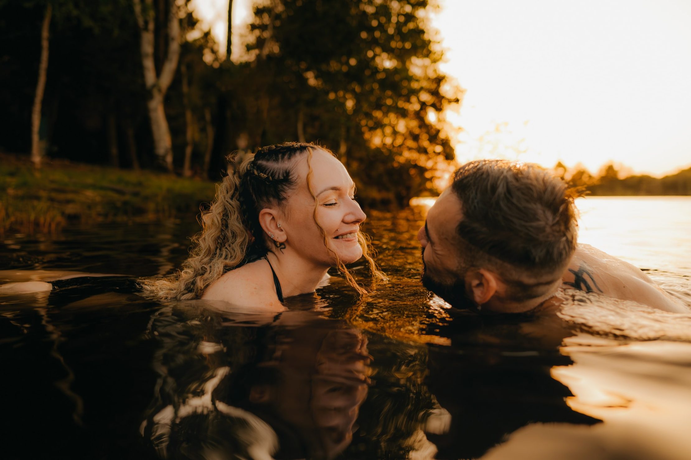 couple qui se baignent dans le lac d'Hostens et qui se regarde dans les yeux