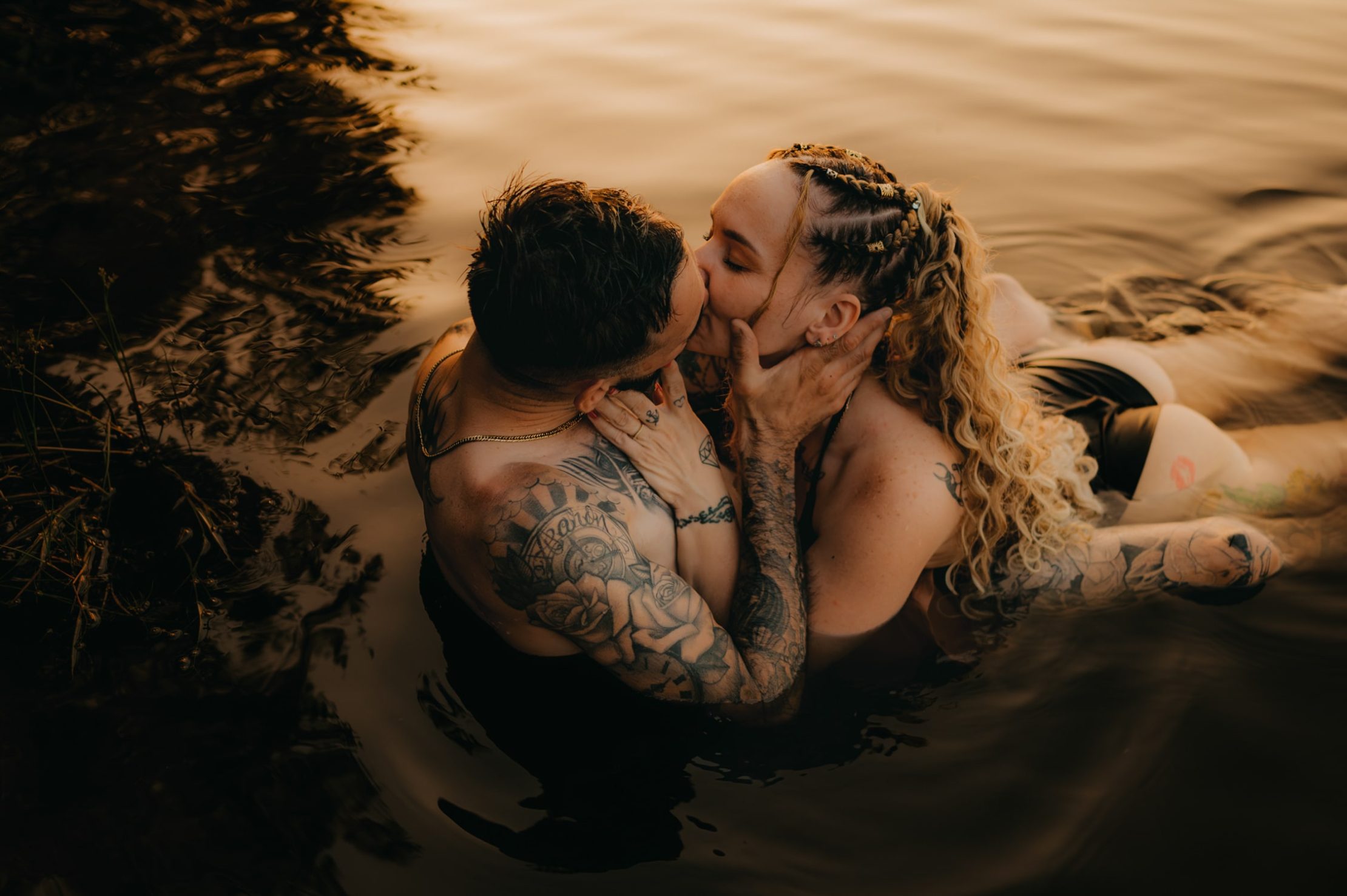 Couple posé au bord du lac d’Hostens, gestes tendres et complices