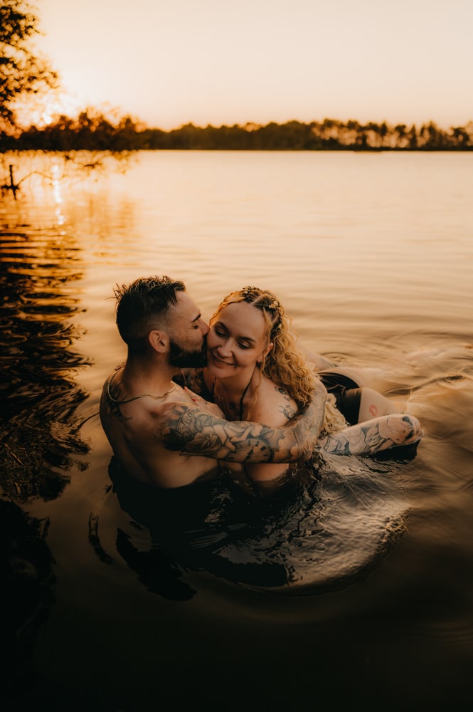 Deux amoureux enlacés, lumière douce au lac d’Hostens